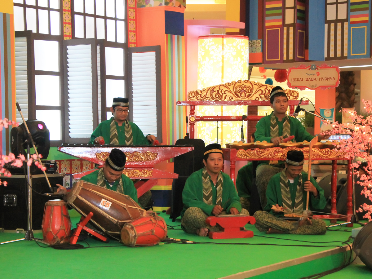 Pertunjukan grup musik tradisional Gambang Kromong dengan alat musik lengkap