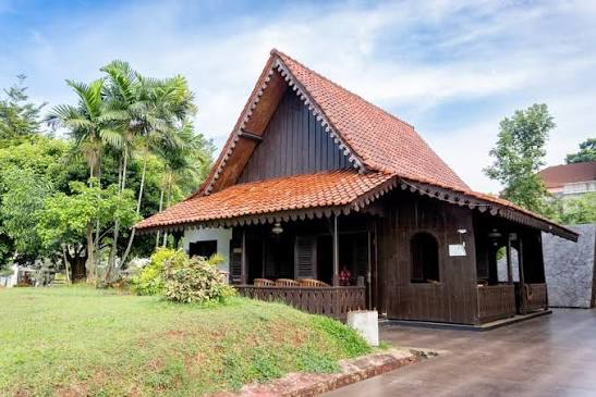 Arsitektur Rumah Kebaya khas Betawi dengan teras dan ornamen kayu yang indah